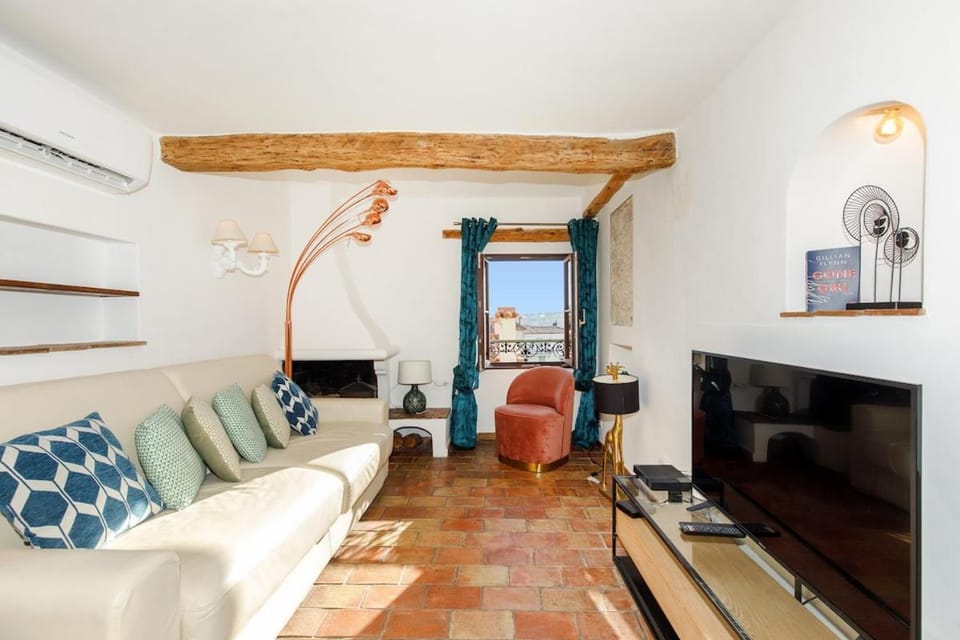 TV and multimedia, Living room, Seating area, Sea view, air conditioner