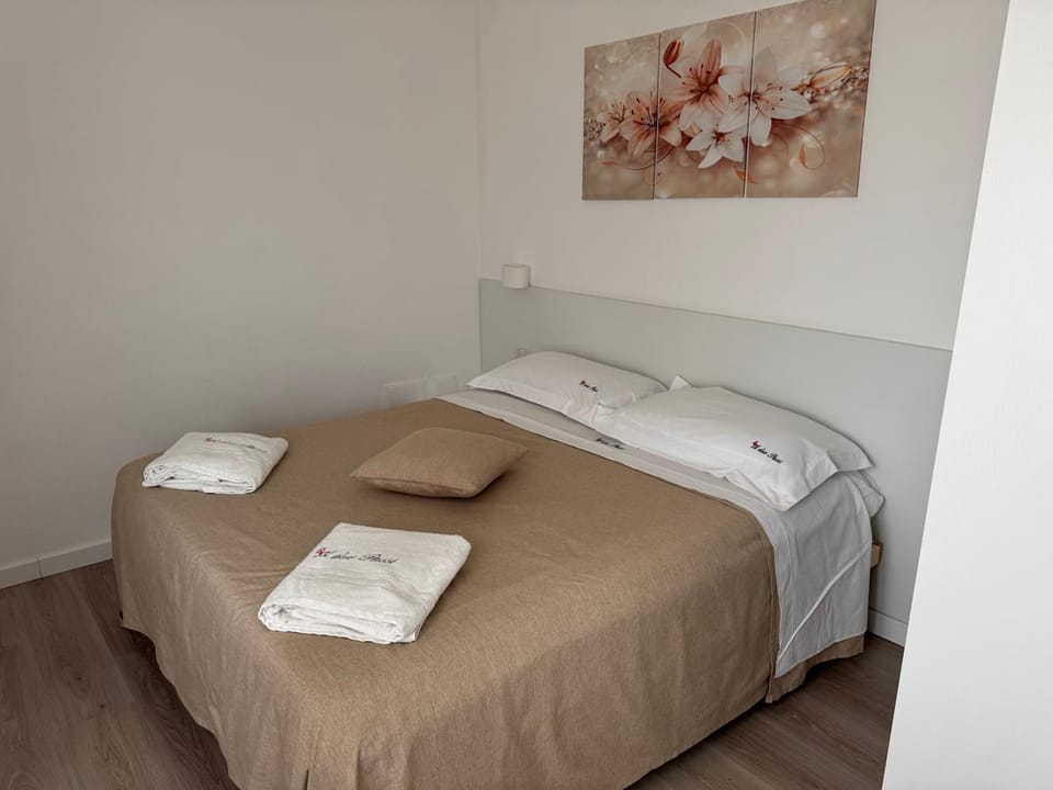 Bed, Bedroom, towels