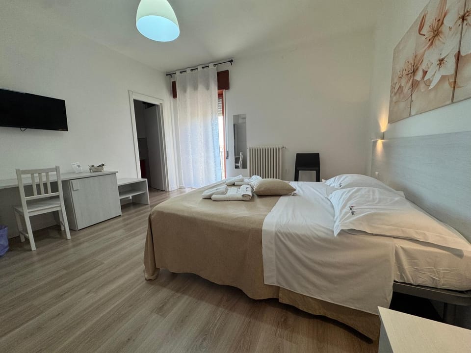 Bed, TV and multimedia, Photo of the whole room, Bedroom, minibar, towels, air conditioner