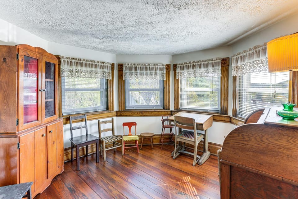 Groups Welcome! Historic Queen Anne Gem in Garrett House in Pennsylvania