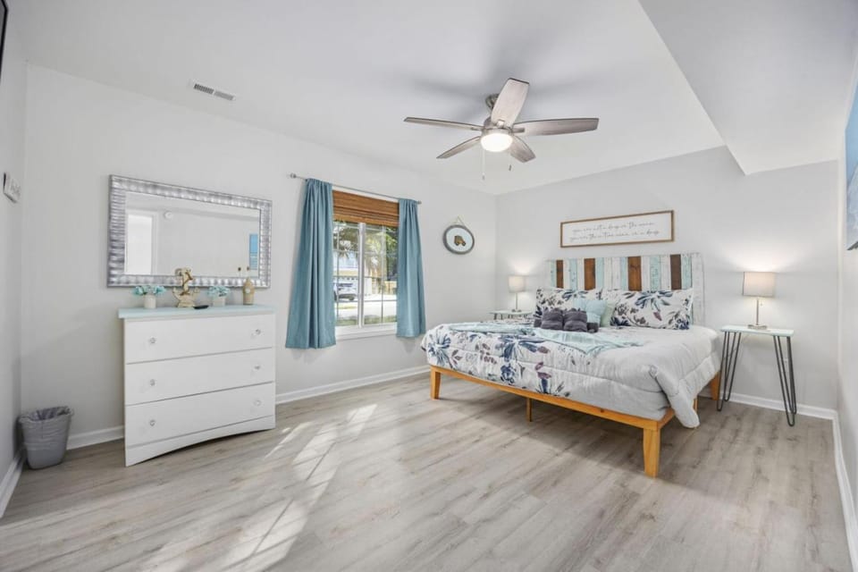 Pet Friendly, 3Br 2Ba Bungalow next to Beach House in North Myrtle Beach