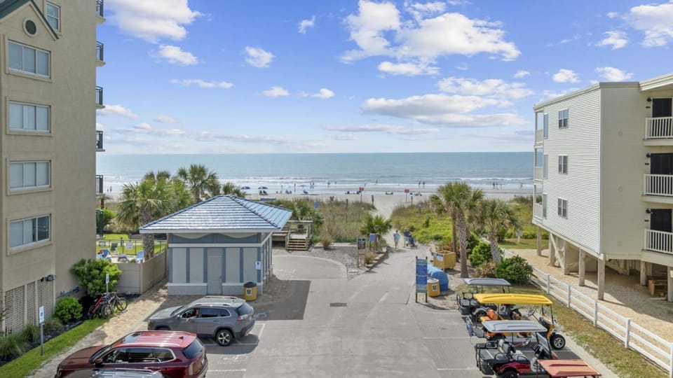 Pet Friendly, 3Br 2Ba Bungalow next to Beach House in North Myrtle Beach
