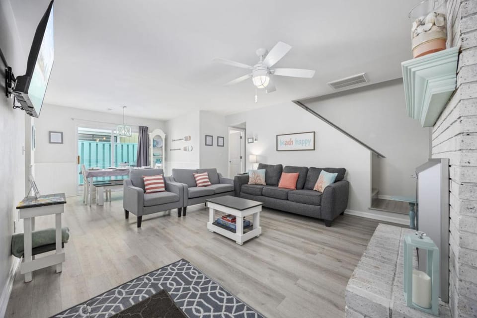 Pet Friendly, 3Br 2Ba Bungalow next to Beach House in North Myrtle Beach