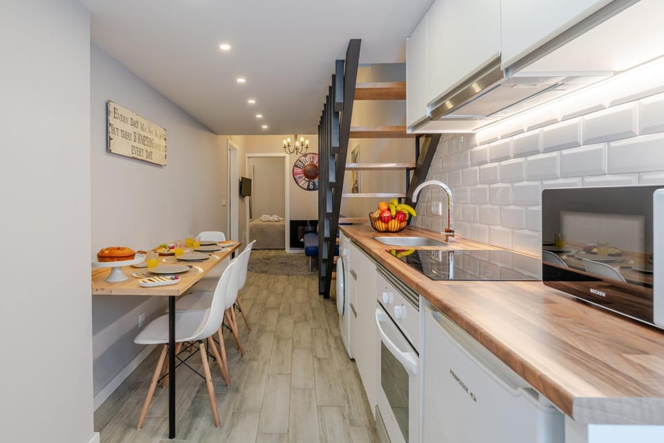 Kitchen or kitchenette, Dining area, oven, pet friendly, stove