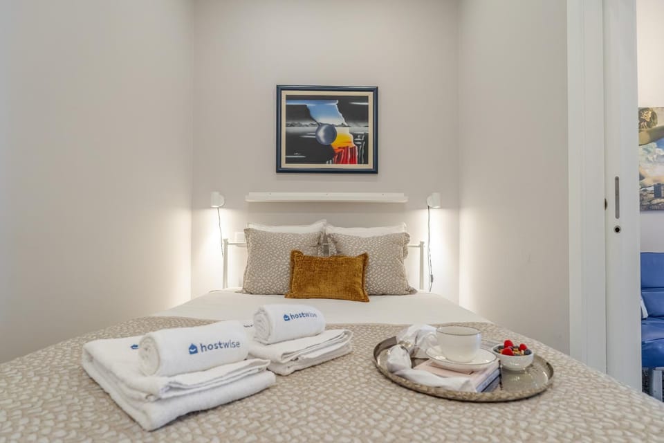 Bed, Bedroom, towels