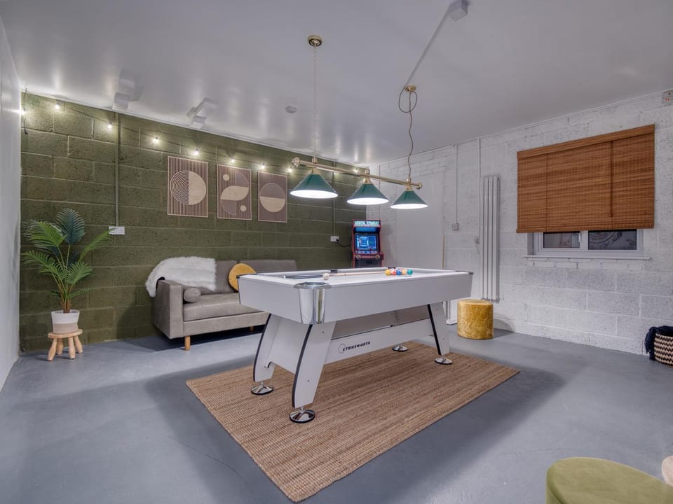 Billiard, Game Room, Seating area, Evening entertainment