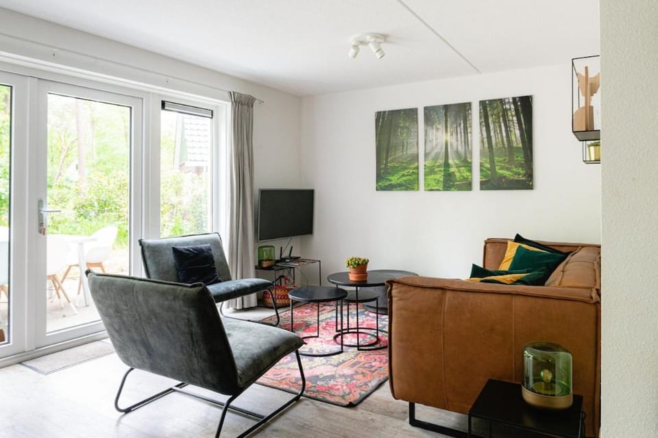 Heerlijk vakantiehuis met bosrijke tuin House in Biddinghuizen