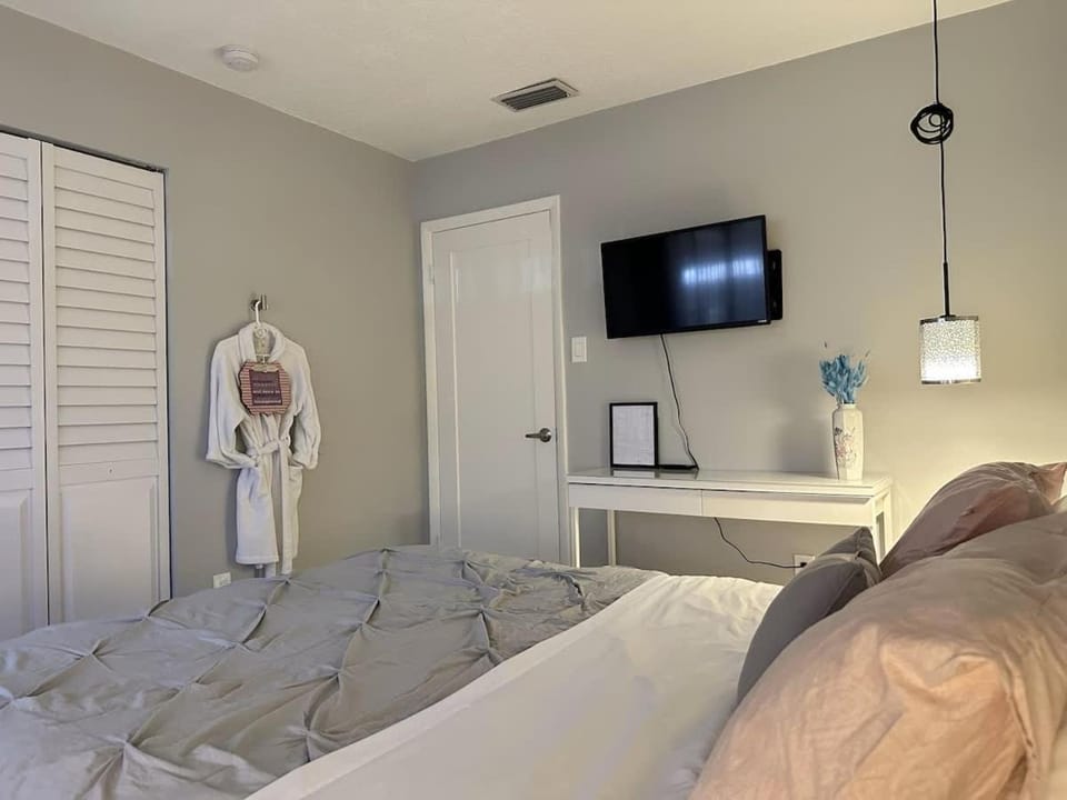 Newly Renovated Villa with Hot Tub Villa in Oakland Park