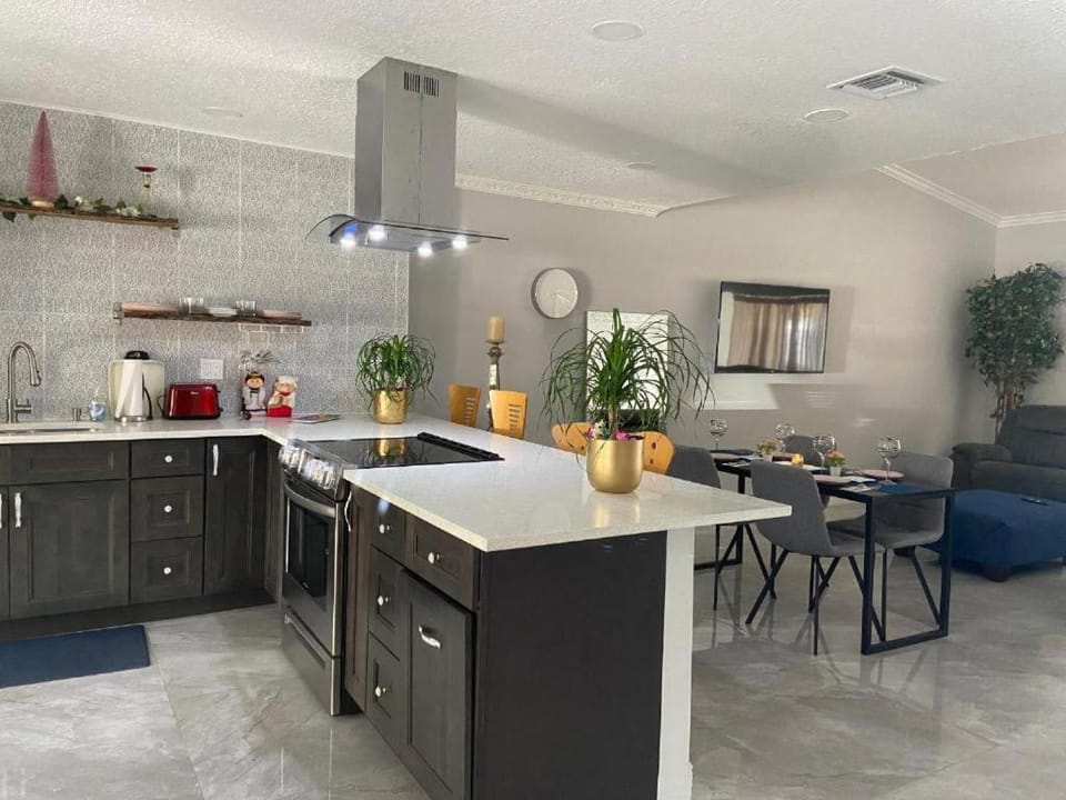 Newly Renovated Villa with Hot Tub Villa in Oakland Park