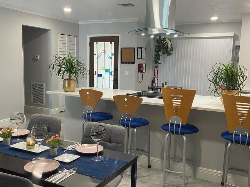Newly Renovated Villa with Hot Tub Villa in Oakland Park