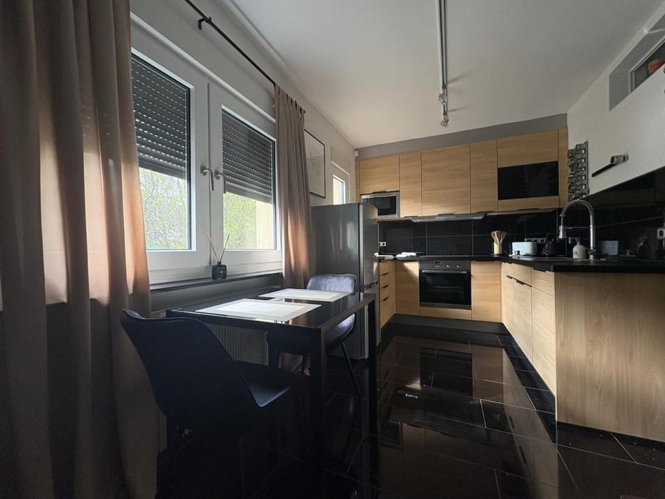 Kitchen or kitchenette, Dining area, stove