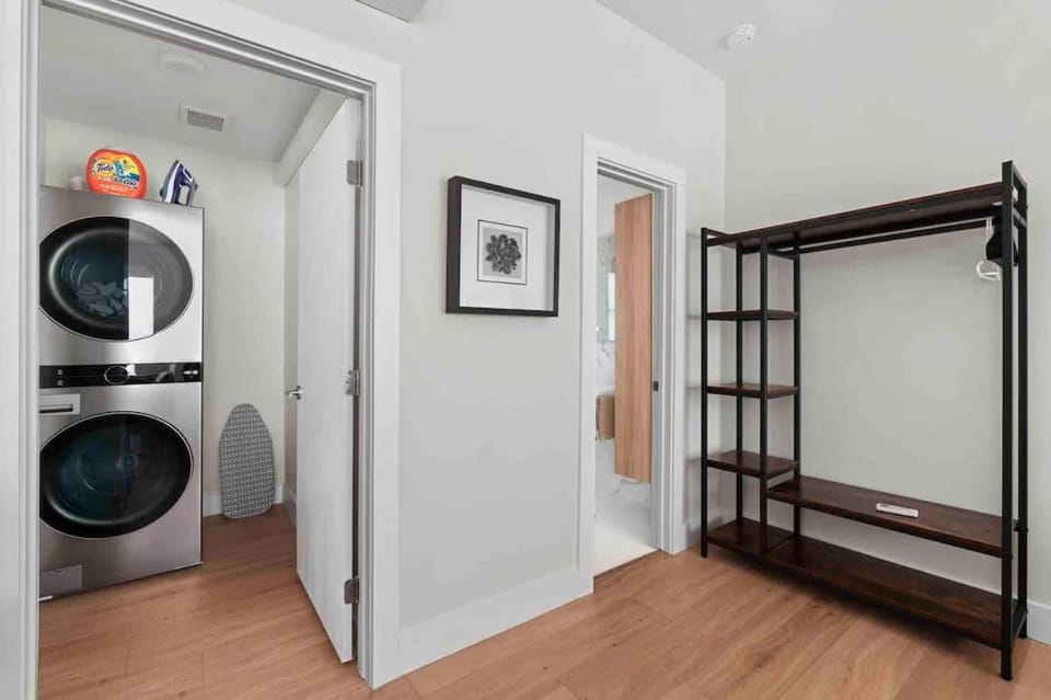 Superb location steps to DT and UT Apartment in Austin