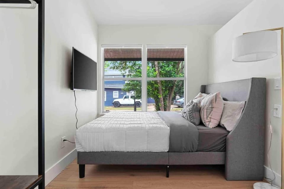 Superb location steps to DT and UT Apartment in Austin
