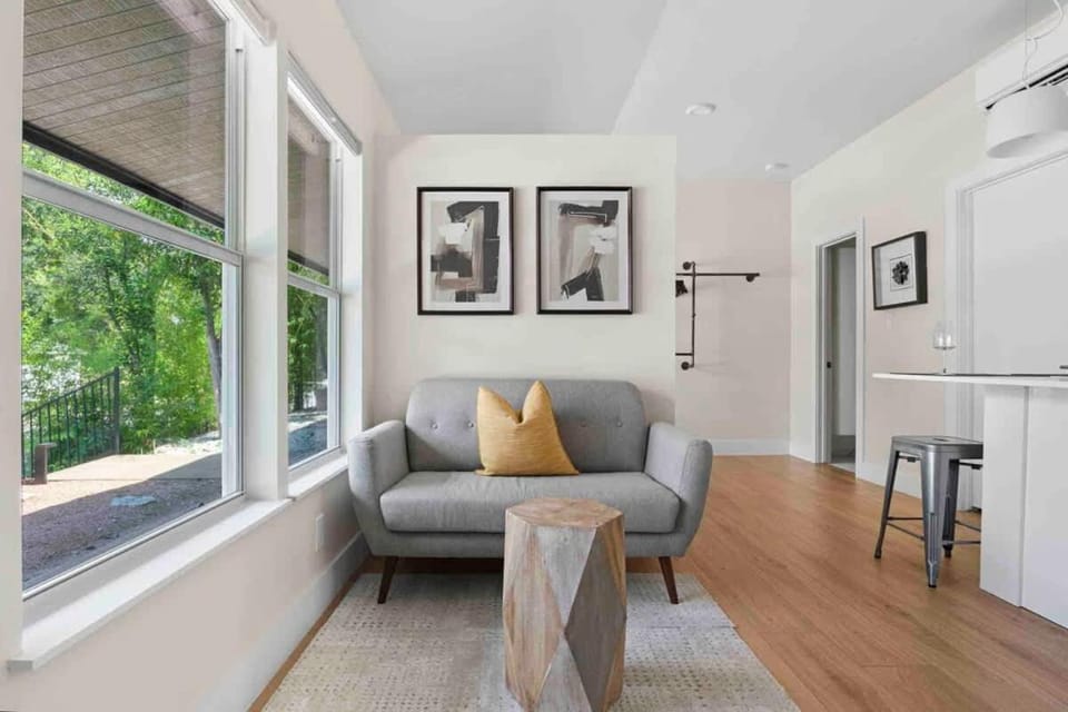 Cozy Downtown Studio - near UT Apartment in Austin