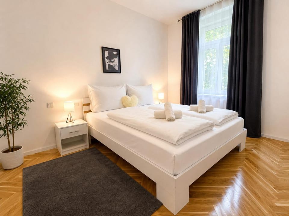 Bed, Photo of the whole room, Bedroom, towels