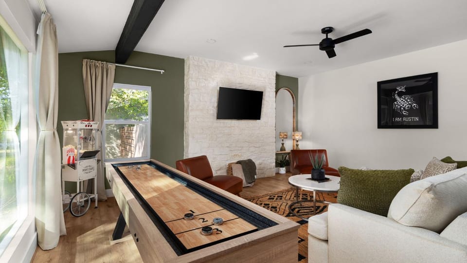 Communal lounge/ TV room, Game Room, TV and multimedia, Living room, Seating area, Evening entertainment