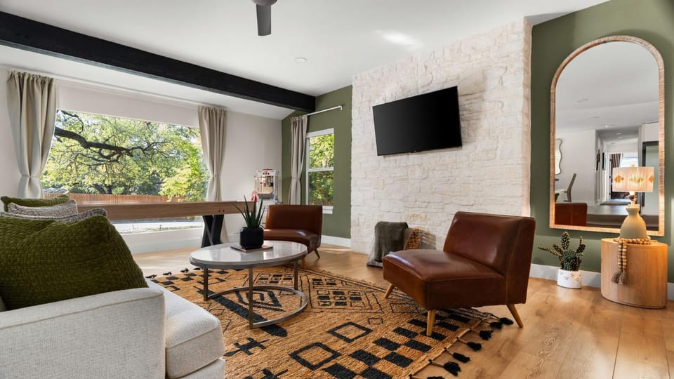 Communal lounge/ TV room, TV and multimedia, Living room, Seating area, Evening entertainment
