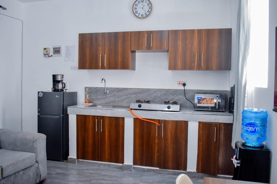 Coffee/tea facilities, Kitchen or kitchenette, stove
