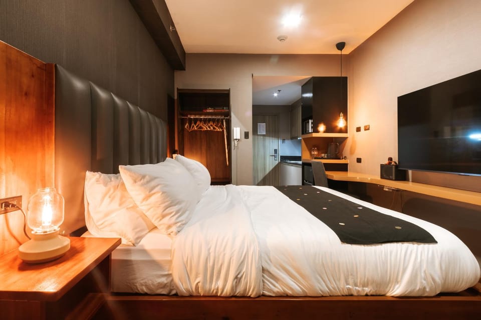 Bed, TV and multimedia, Photo of the whole room, wardrobe