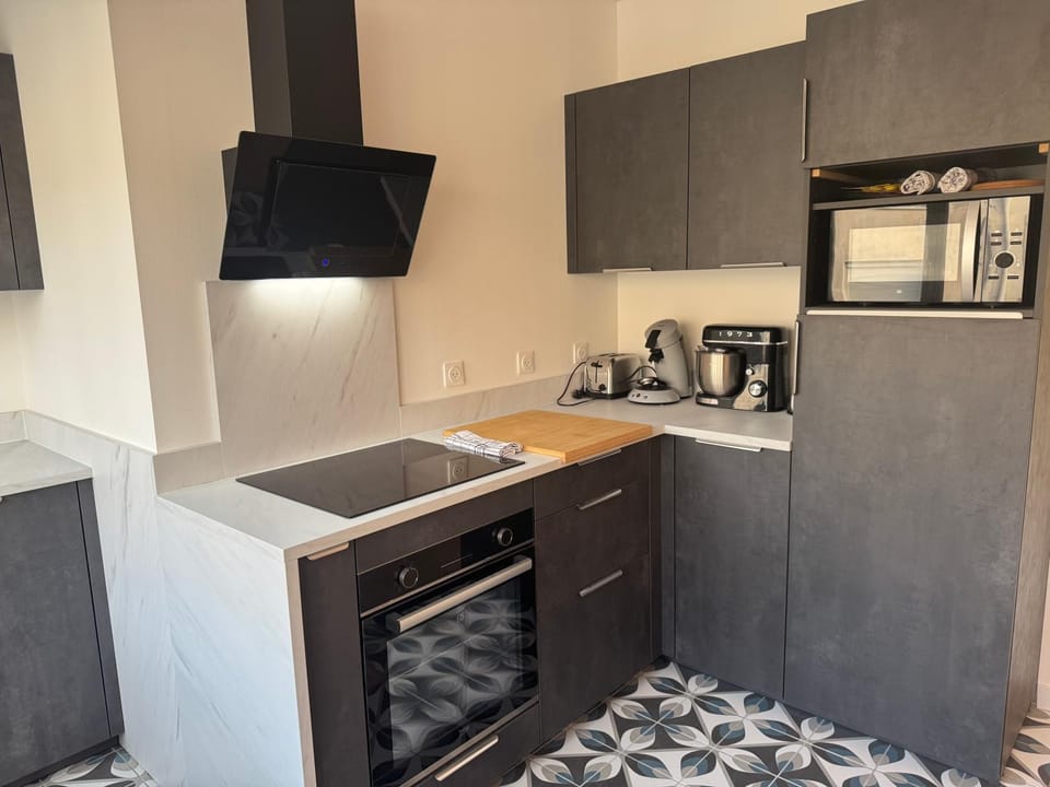 Coffee/tea facilities, oven, stove, toaster