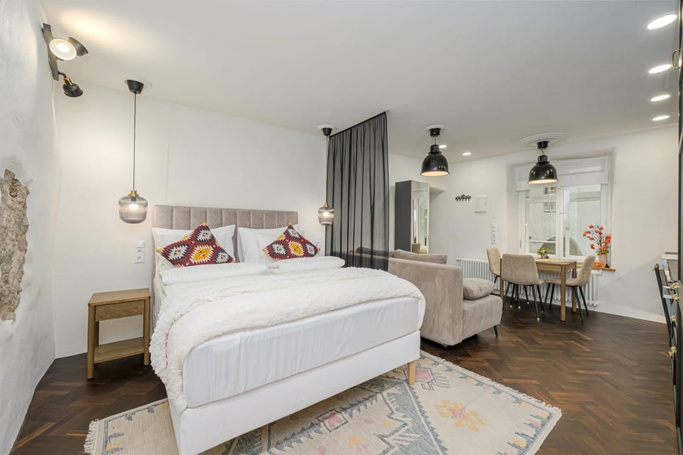 Bed, Living room, Photo of the whole room, Seating area, Dining area, Bedroom