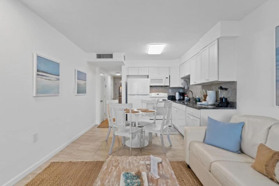 Kitchen or kitchenette, Living room, Seating area, Dining area, stove