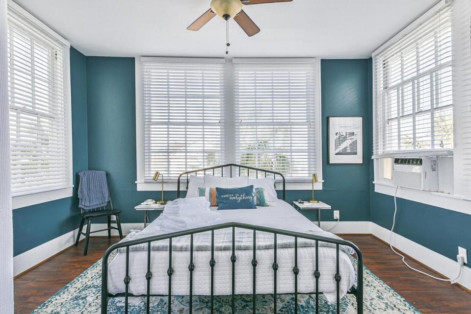 3 Room 2nd-Floor Suite near Beach, Pier, Strand House in Galveston Island