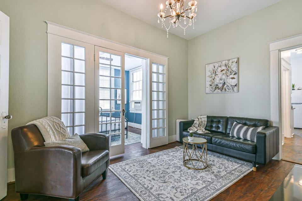 3 Room 2nd-Floor Suite near Beach, Pier, Strand House in Galveston Island