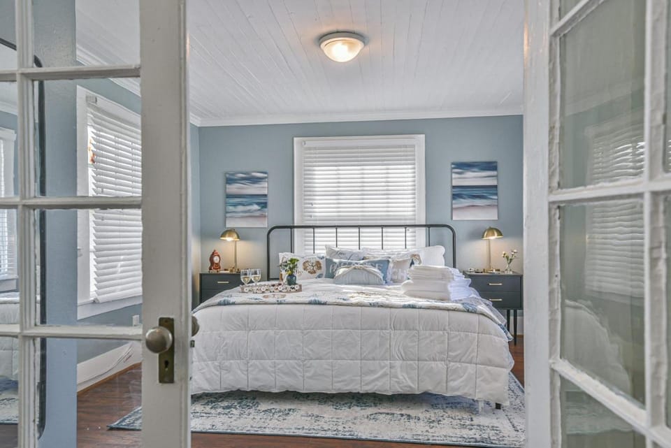 Cozy 2nd-Floor Suite near Beach, The Strand, Pier House in Galveston Island