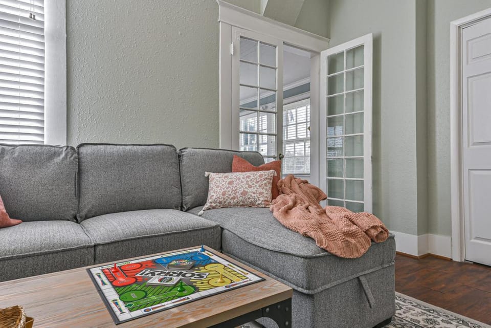 Cozy 2nd-Floor Suite near Beach, The Strand, Pier House in Galveston Island
