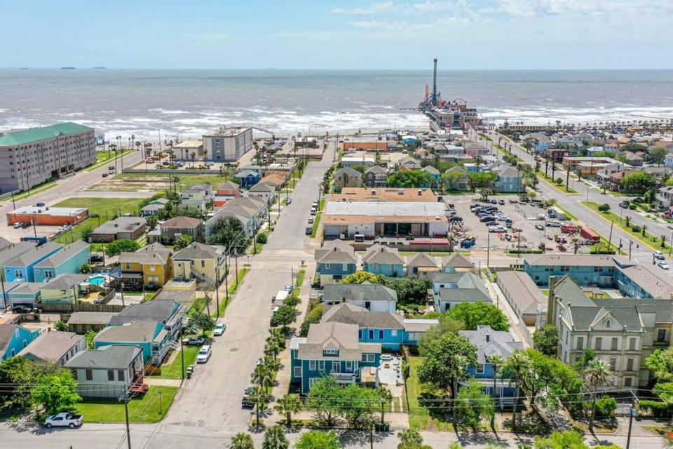 Cozy 2nd-Floor Suite near Beach, The Strand, Pier House in Galveston Island