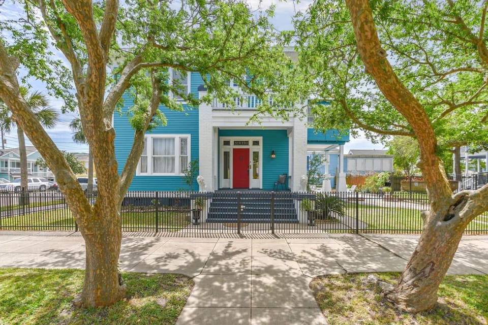 Spacious 1st-Floor Suite Near Beach, Dining, Pier House in Galveston Island