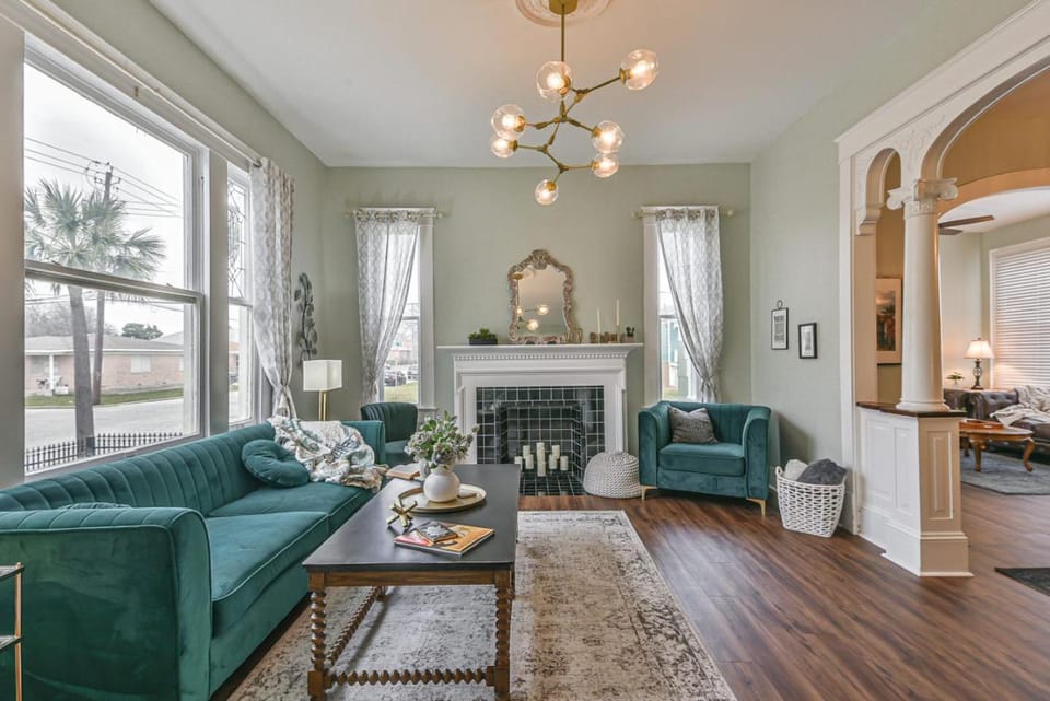 Spacious 1st-Floor Suite Near Beach, Dining, Pier House in Galveston Island