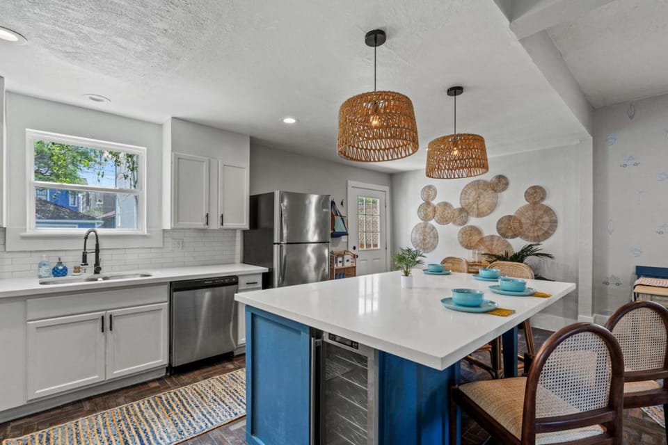 Coastal Escape, Steps to Beach, Fire Pit House in Texas City