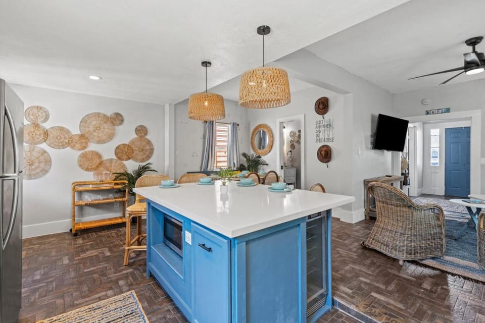 Coastal Escape, Steps to Beach, Fire Pit House in Texas City