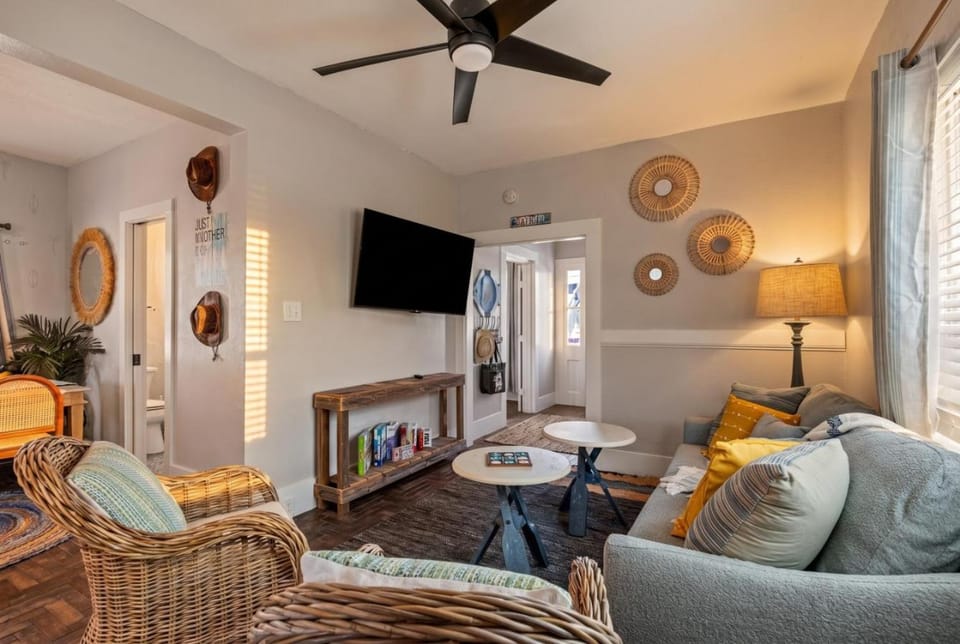 Coastal Escape, Steps to Beach, Fire Pit House in Texas City