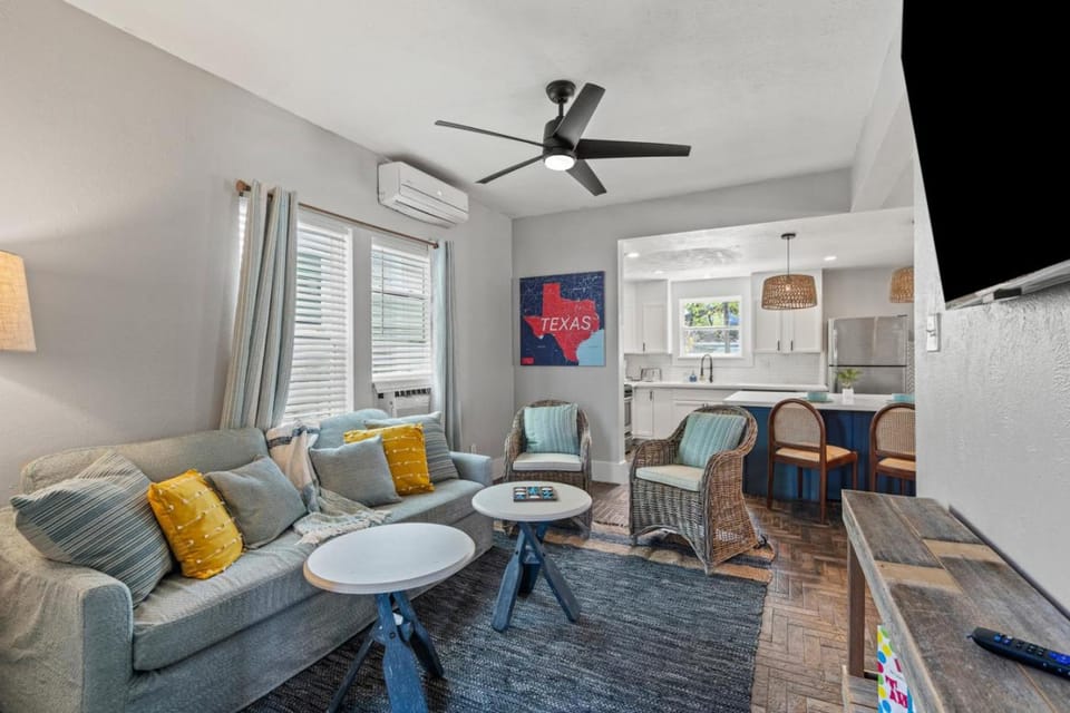 Coastal Escape, Steps to Beach, Fire Pit House in Texas City