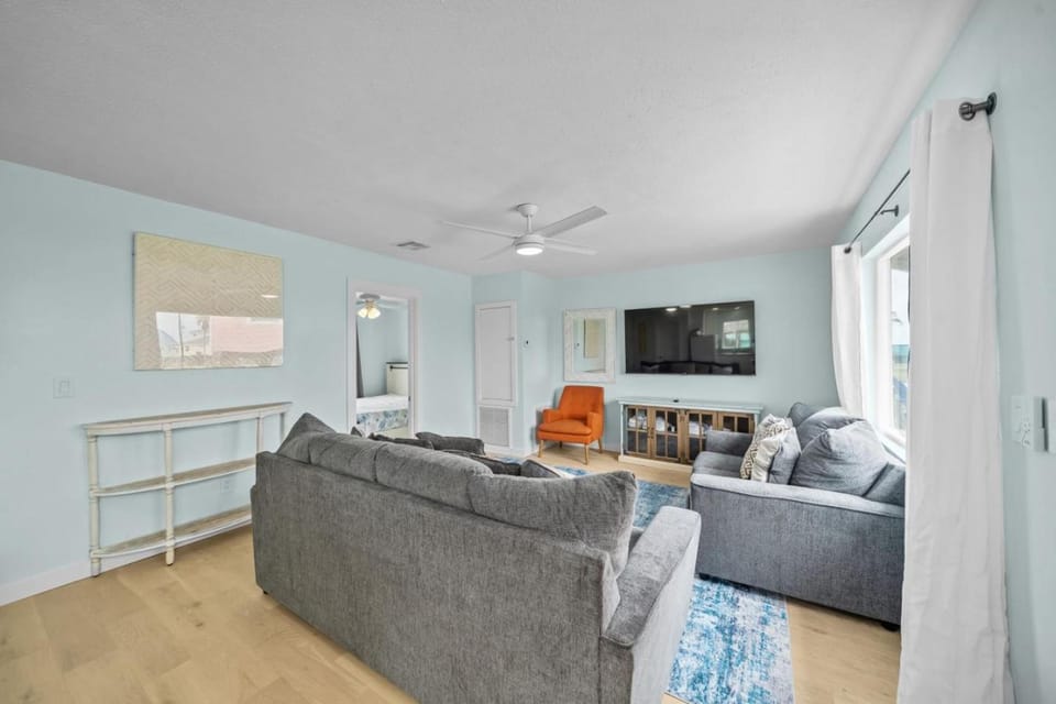 Classic, Cozy Bungalow With Large Deck Near Beach House in Surfside Beach