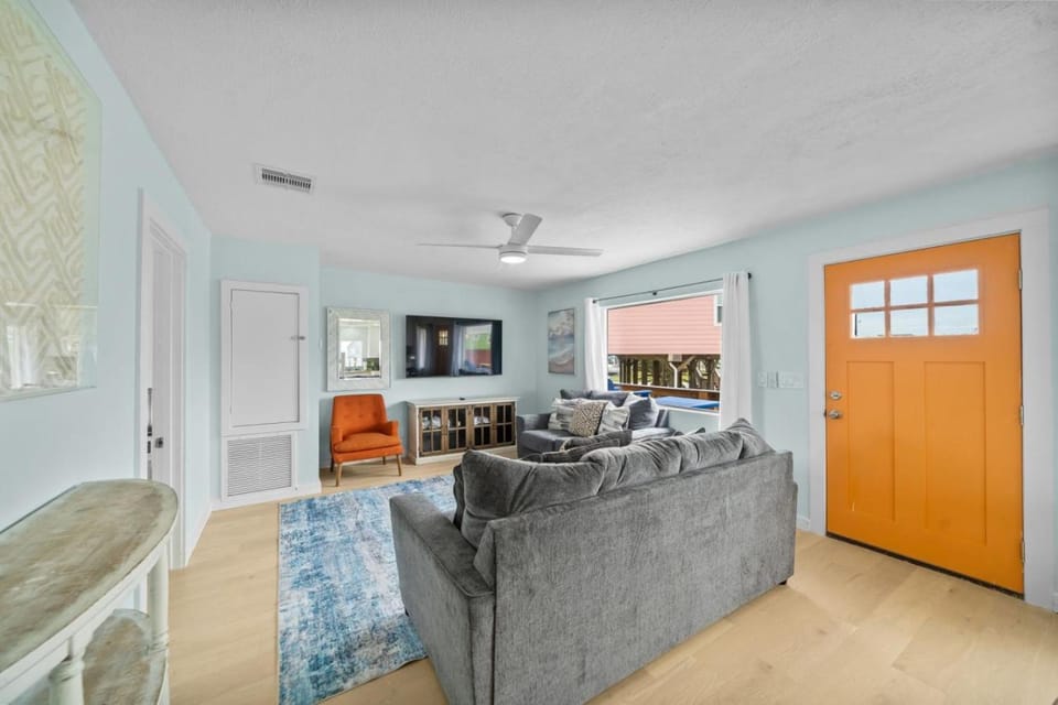 Classic, Cozy Bungalow With Large Deck Near Beach House in Surfside Beach