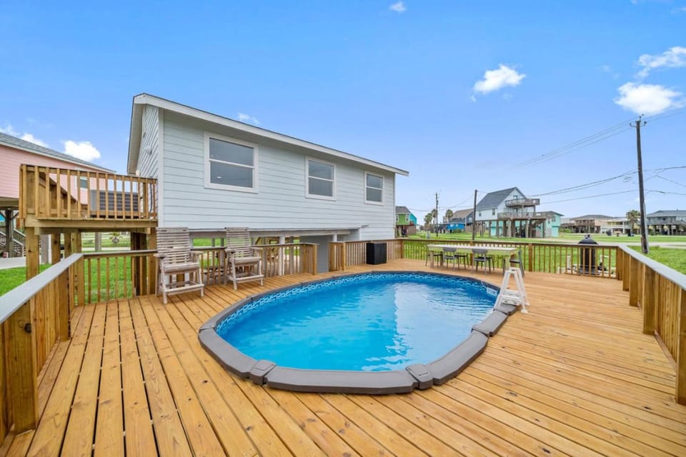 Classic, Cozy Bungalow With Large Deck Near Beach House in Surfside Beach