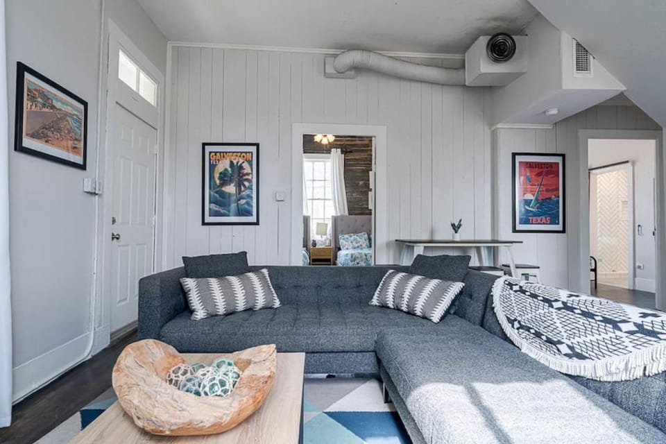 Historic and charming duplex in desirable midtown, close to the beach and strand House in Galveston Island