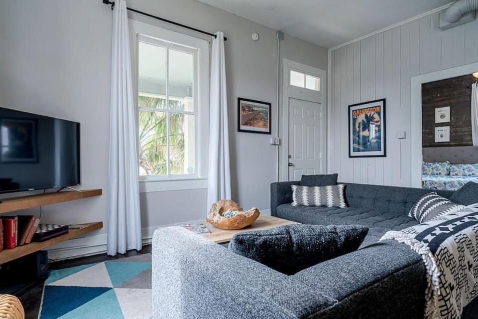 Historic and charming duplex in desirable midtown, close to the beach and strand House in Galveston Island