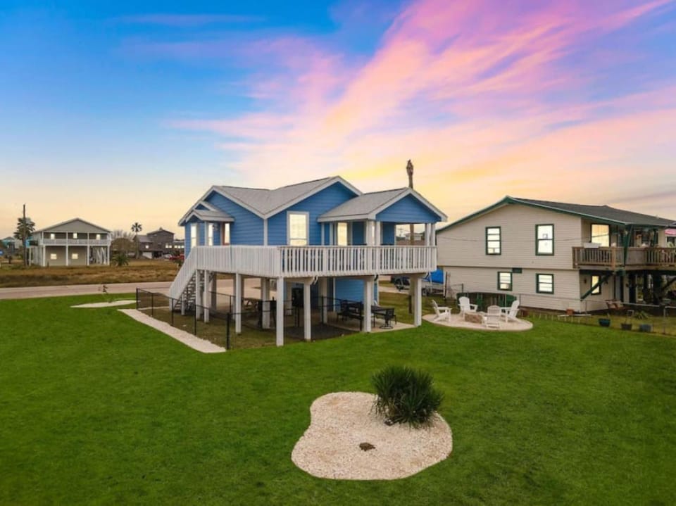 Classic beach house with perfect location, deck and fire pit House in Jamaica Beach