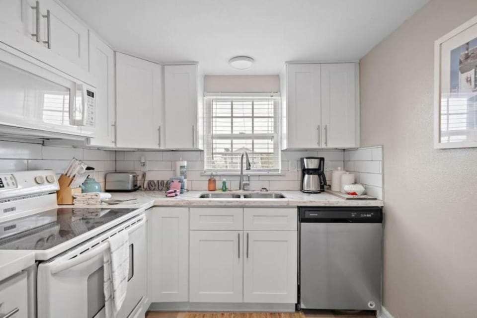 Classic beach house with perfect location, deck and fire pit House in Jamaica Beach