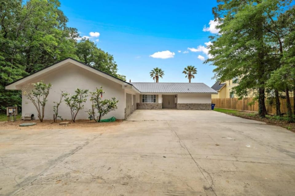 Lakefront home with Pool, Game Room and Dock House in Lake Livingston