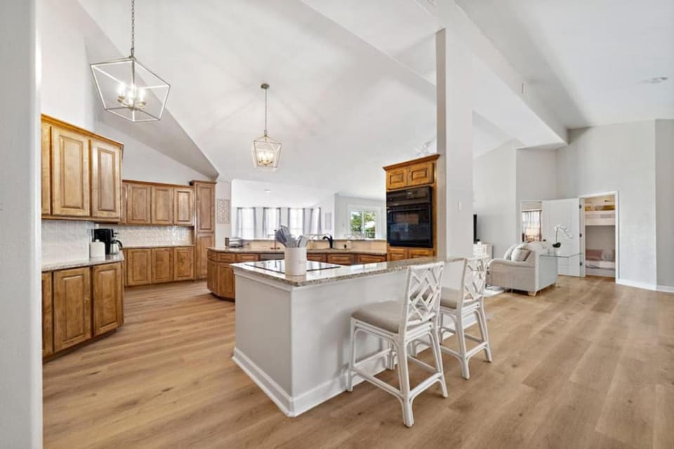Lakefront home with Pool, Game Room and Dock House in Lake Livingston