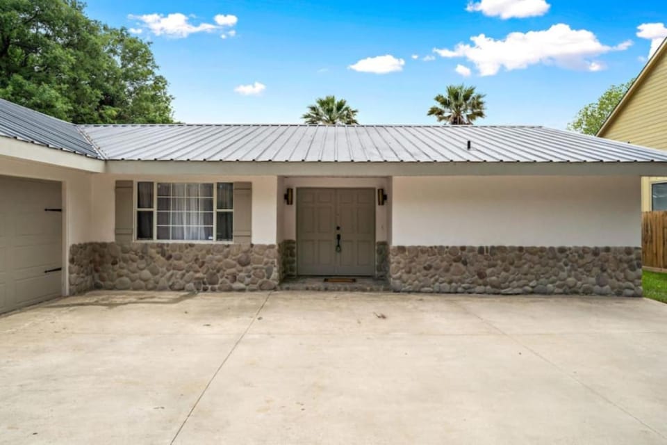 Lakefront home with Pool, Game Room and Dock House in Lake Livingston