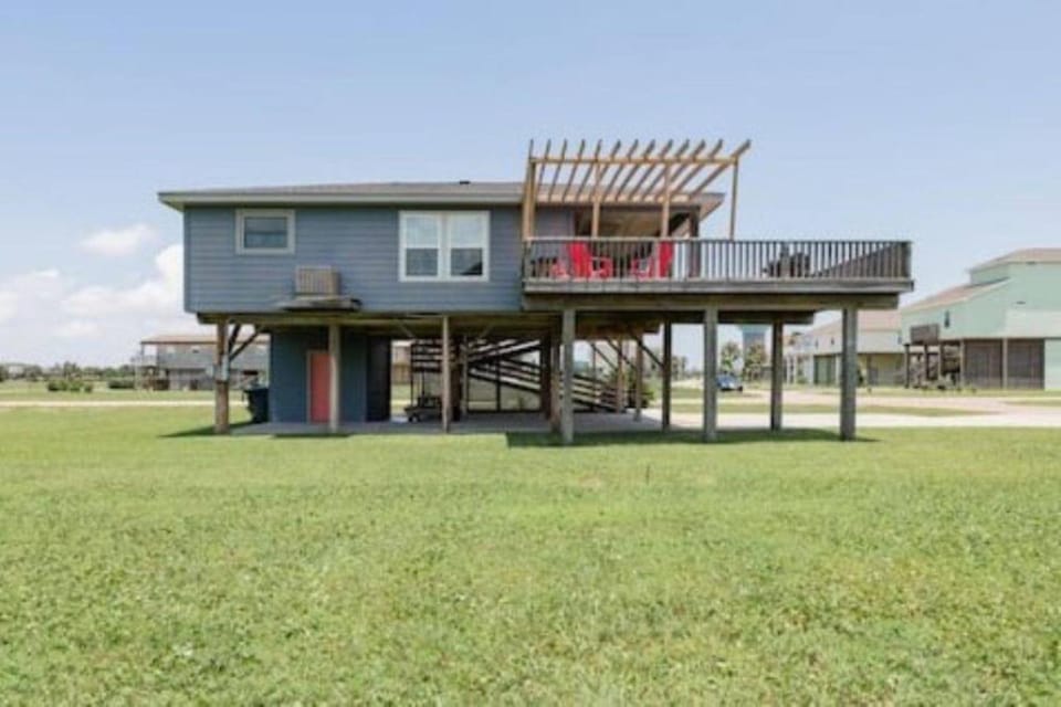 Beach House with Huge Deck and Great Views House in Galveston Island