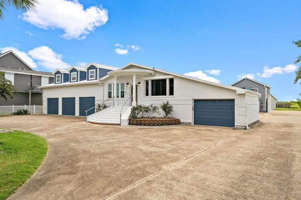 Spacious home with huge game room, Cowboy soaking pool and guest house House in Galveston Island
