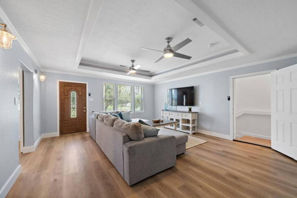 Spacious home with huge game room, Cowboy soaking pool and guest house House in Galveston Island